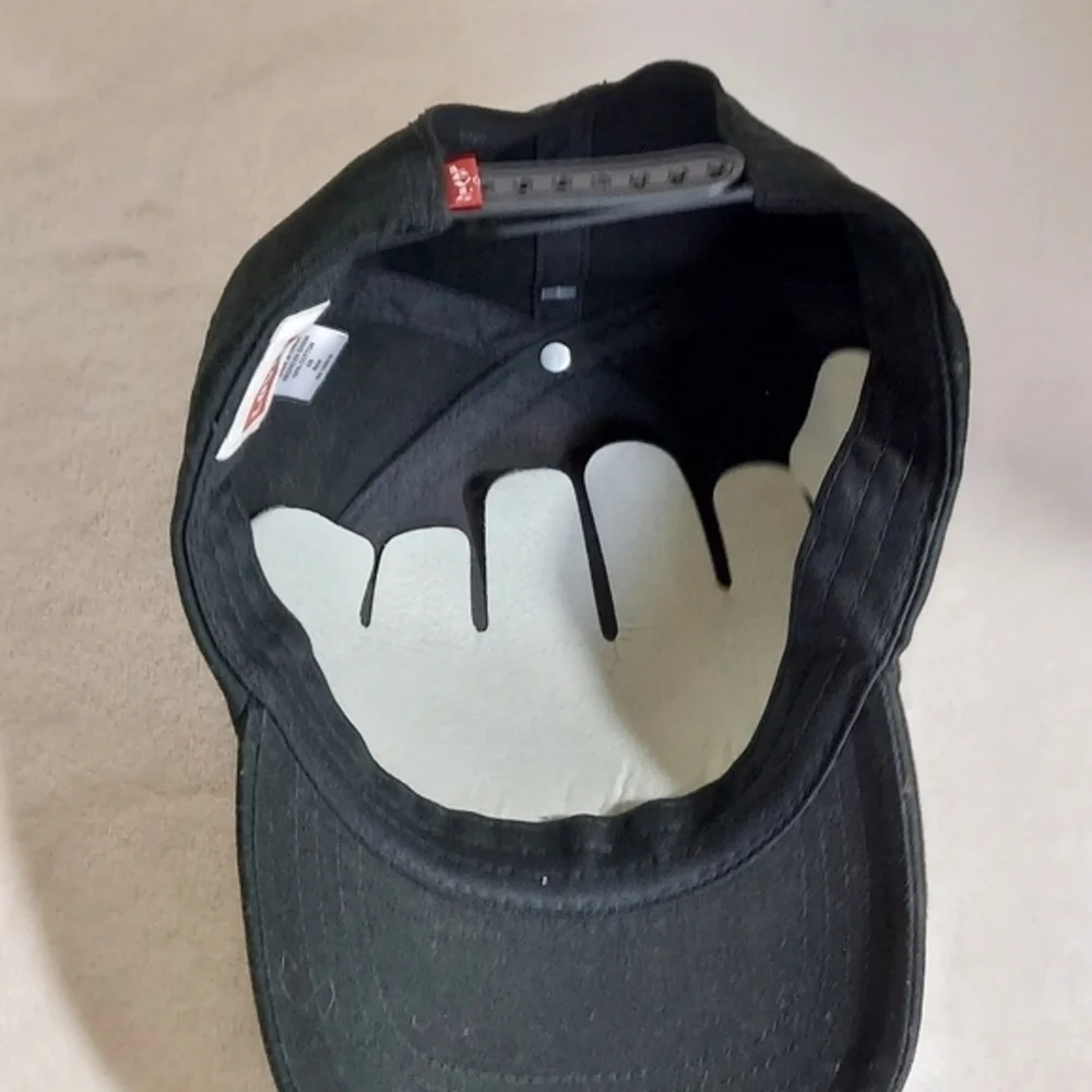 Levi's Black Snapback Baseball Cap‎ Levi's Logo in bold letters Embroidered